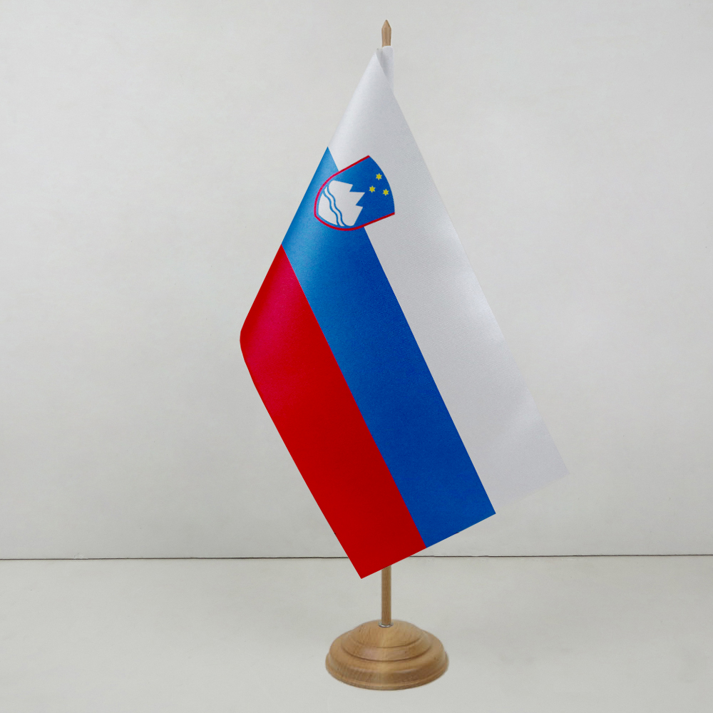 Флажок Словении на деревянной подставке Флажок Словении на деревянной подставке
